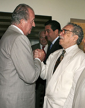 El Rey saluda a Gabriel García Márquez en la apertura del congreso. (Foto: EFE)