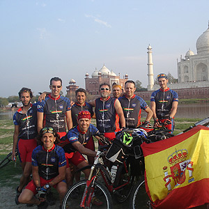 Los 11 componentes de la expedicin a su llegada al Taj Mahal. (Foto: elmundo.es)