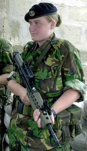 Imagen de Faye Turney, una de las soldados capturadas, en una imagen de 2000. (Foto: AP)