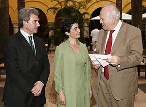 La ministra de Cultura de Chile entrega la carta a Moratinos, en presencia del director del Instituto Cervantes, César Antonio Molina. (Foto: EFE)