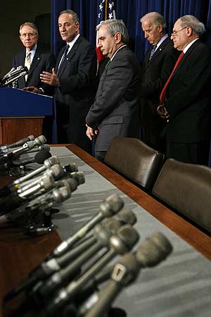 Un grupo de senadores da explicaciones tras la sesin. (Foto: AP)