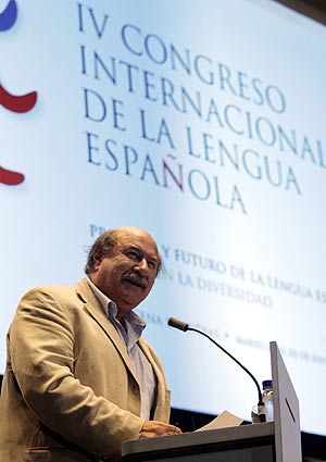 El escritor chileno Antonio Skarmeta, durante su comparecencia en el Congreso. (Foto: AP)