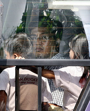 El secuestrador dentro del autobús junto a uno de los niños. (Foto: EFE)