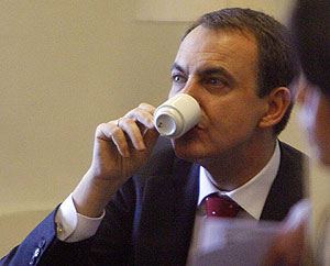 Zapatero toma un caf en el Congreso de los Diputados. (Foto: EFE)