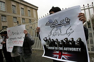 Jóvenes radicales piden la ejecución de los prisioneros británicos en Teherán. (Foto: AFP)