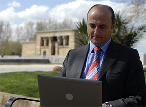 Miguel Sebastin se conecta a Internet en el Templo de Debod. (Foto: miguelsebastian.es)