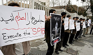 Jóvenes radicales piden la ejecución de los prisioneros británicos en Teherán. (Foto: EFE)