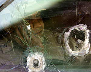 Un soldado iraquí, tras un cristal dañado por varios disparos. (Foto: AFP)