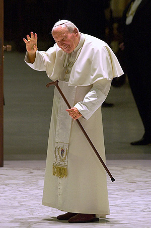 El difunto Papa Juan Pablo II, tras celebrar una misa en el Vaticano. (Foto: AP)
