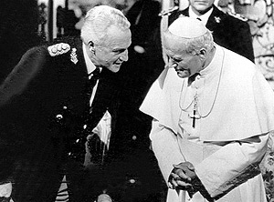 El presidente argentino Leopoldo Galtieri habla con Juan Pablo II el 11 de Junio de 1982. (Foto. EFE)