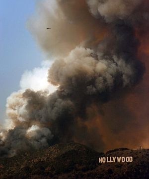 El letrero de Hollywood, entre las llamas. (Foto: AP)
