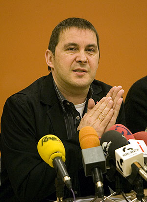 Arnaldo Otegi durante una rueda de prensa por las detenciones del 'comando Donosti'. (Foto: Justy)