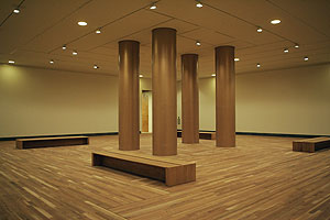 Una de las salas de exposiciones acabada en suelo de madera del nuevo edificio. (Foto: EFE)