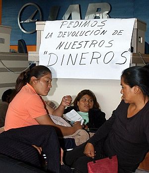 Un grupo de bolivianos que no pudo viajar exige la devolucin de su dinero. (Foto: EFE)
