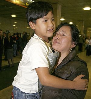 Yened Seas abraza a su hijo Csar, recin llegado a Barajas. (Foto: EFE)