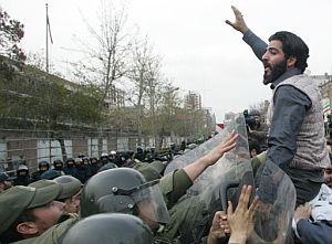 Policas intentan frenar a la multitud en una protesta frente a la embajada britnica. (Foto: AFP)