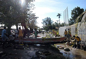 Un mercado de Gizo, tras el 'tsunami'. (Foto: REUTERS)