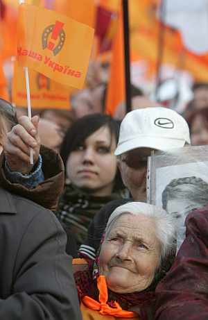 Protestas en las calles de Kiev el pasado sábado para pedir la convocatoria de elecciones. (Foto: EFE)