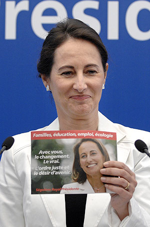 Ségolène Royal muestra su programa electoral durante su rueda de prensa. (Foto: AFP)