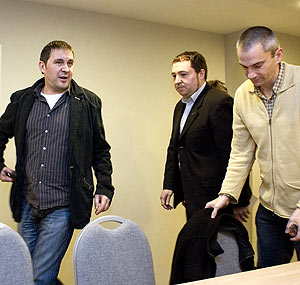 Arnaldo Otegi, Pernando Barrena y Joseba Permach, antes de la rueda de prensa. (Foto: EFE)