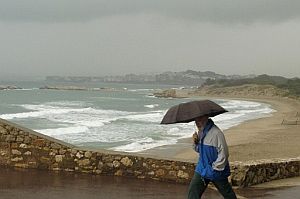 Un hombre pasea por la localidad de Sant Mart d'Empuries, en Girona. (Foto: EFE)