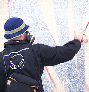 Uno de los 'grafiteros' decora la fachada de la parroquia. (Foto: Alberto Snchez)