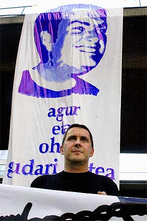 Arnaldo Otegi, bajo un cartel en recuerdo del etarra muerto. (Foto: Carlos Garca)