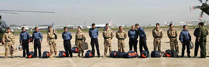 Los marinos posan en el aeropuerto de Londres a donde han llegado desde Irn. (Foto: AP)