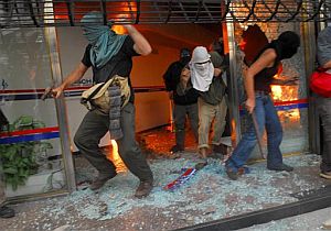 Un grupo de enmascarados ataca la sede de Jorge Sobisch, gobernador de Neuqun. (Foto: AP)