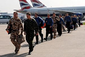Los 15 militares detenidos, a su llegada a Londres. (Foto: AP)