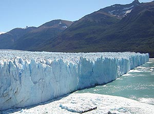 El deshielo de los glaciares y la sequa amenazan con dejar sin agua dulce a millones de personas. Imagen del glaciar Perito Moreno en la Patagonia argentina. (Foto: J. A. N.)