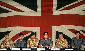 Los soldados britnicos, durante la comparecencia. (Foto: REUTERS)