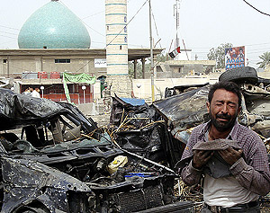 Un iraquí llora, desolado, tras el atentado en Mahmudiya. (Foto: REUTERS)
