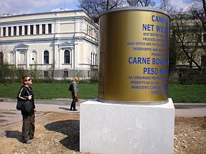 Una persona observa el monumento "La lata Ikar o monumento a la comunidad internacional'. (Foto: EFE)