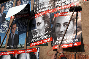 Comienza la pega de cárteles de los 12 candidatos a las presidenciales francesas. (Foto: AP)