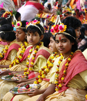 Un grupo de nias indias en una celebracin en Calcuta. (Foto: AP)
