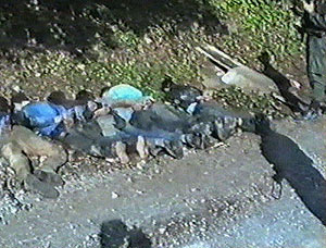 Imagen del vídeo en el que se ve los seis cadáveres y la sombra de sus asesinos. (Foto: AP)