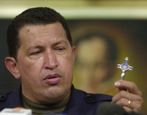 Hugo Chvez mira una cruz tras recuperar la presidencia en 2002. (Foto: AP)