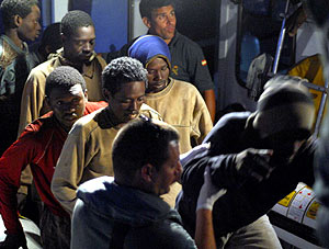 Algunos de los inmigrantes llegados a Canarias son detenidos por la Polica. (Foto: EFE)