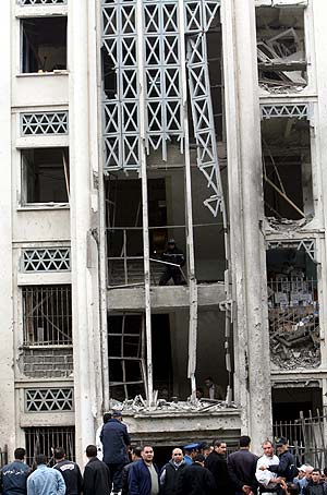 Vista de los destrozos en la sede del Gobierno tras uno de los atentados. (Foto: EFE)