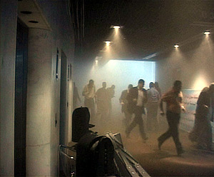Varias personas corren tras el ataque sufrido en el Parlamento. (Foto: REUTERS)