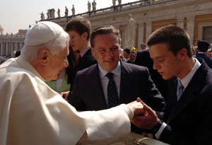 Alfonso, un joven de 17 años, saludó al Papa. (Foto: CAM)