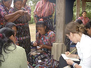 Foto de acrhivo de la joven estadounidense Ruth DeGolia durante una jornada de trabajo con los indgenas de Guatemala. (EFE)