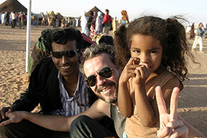 El actor Willy Toledo, con amigos saharauis. (Foto: L. Faccio)