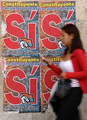 Una mujer camino junto a unos carteles a favor del 'sí'. (Foto: AFP)