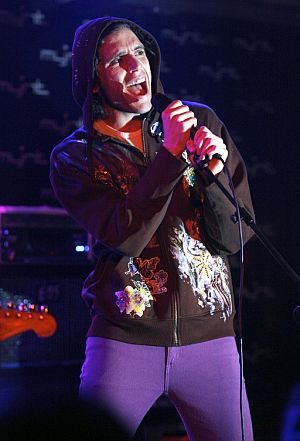 El cantante britnico, cubierto con una capucha durante su debut. (Foto: EFE)