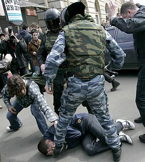 Un manifestante se cubre la cabeza en el suelo ante dos policas. (Foto: REUTERS)