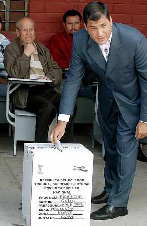 Correa deposita su voto en la urna. (Foto: EFE)