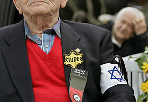 Un superviviente asiste a un acto conmemorativo en Jerusaln. (Foto: AP)