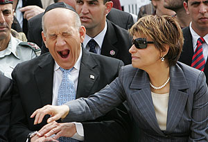 El primer ministro israel, Ehud Olmert, bosteza durante un acto en homenaje celebrado en Jerusaln. (Foto: REUTERS)